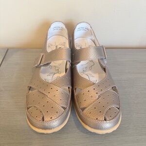 Spring Step Flats size 40 Wide 9.5 Gold Mary Janes Leather Casual Comfort